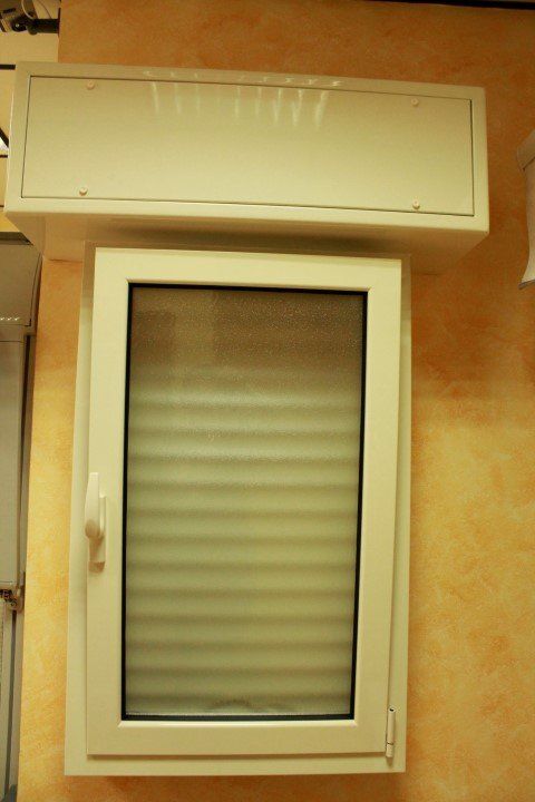 finestra con tapparella meccanizzata