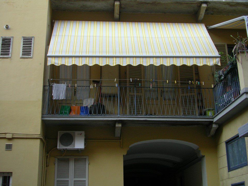 tenda da sole gialla