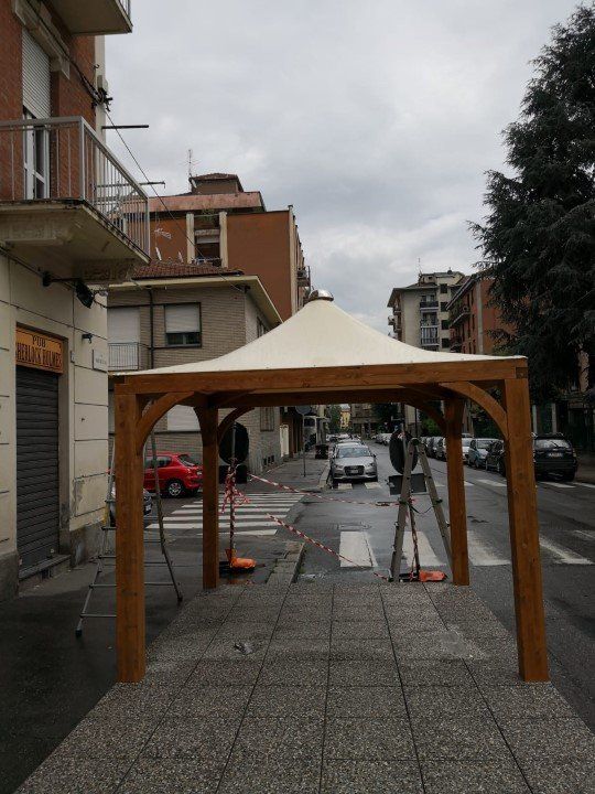 tenda con struttura in legno