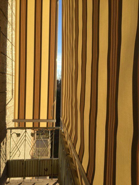 tenda a caduta gialla