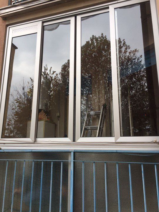 finestra sopra ringhiera