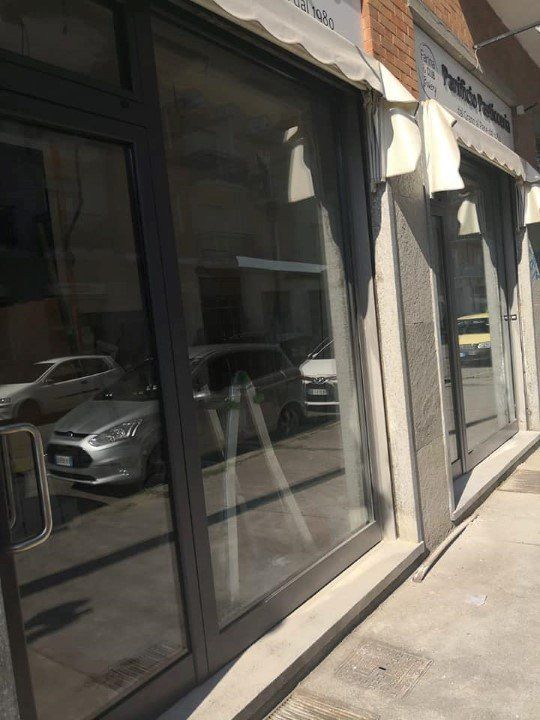 vetrina negozio completata