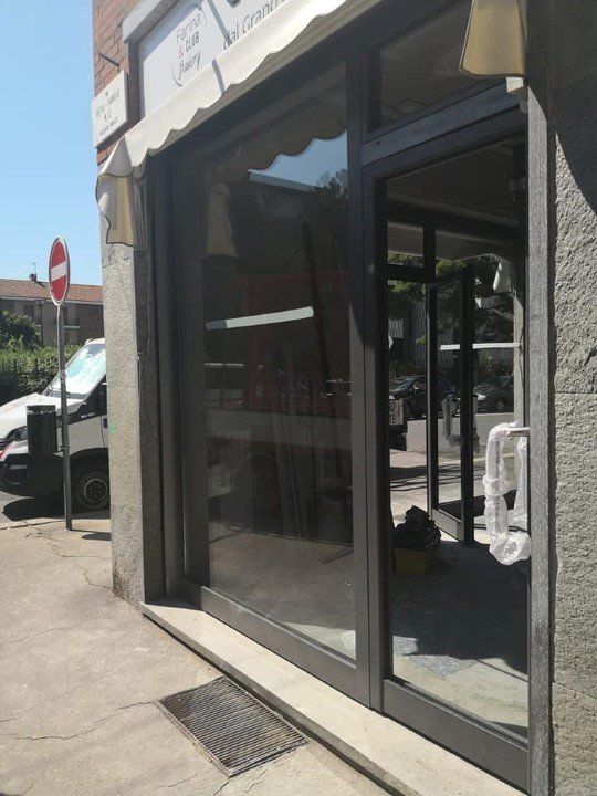 porta e vetrina negozio