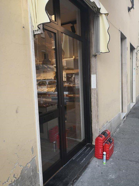 vetrina negozio con tenda da sole