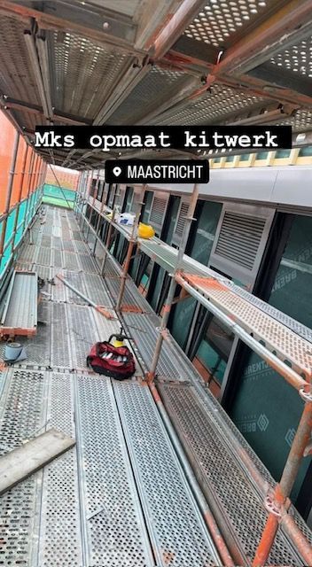 Steigers op een gebouw in Maastricht met de tekst 