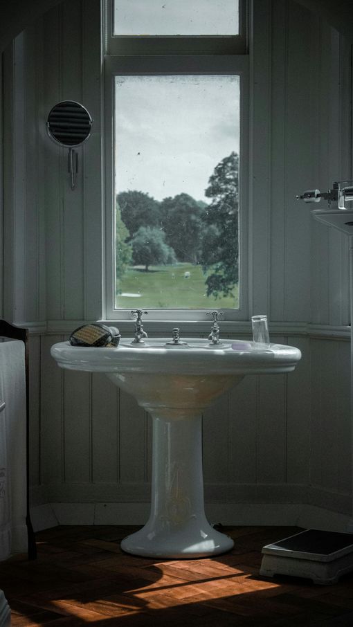 bathroom pedestal sink