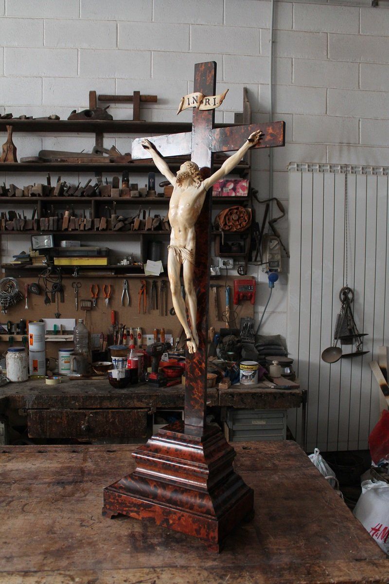statua in legno raffigurante un crocifisso con gesù