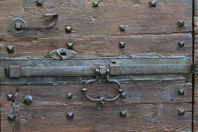 porta in legno con battenti in ferro