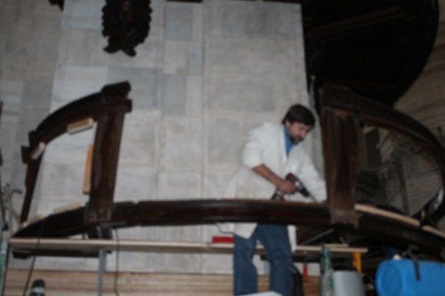 addetto sistema delle strutture in legno attorno alla colonna di una chiesa