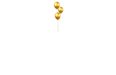 Drei goldene Luftballons schweben vor einem weißen Hintergrund in der Luft.