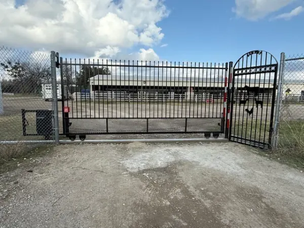 A fence with a gate that says ' sliding gate ' on it