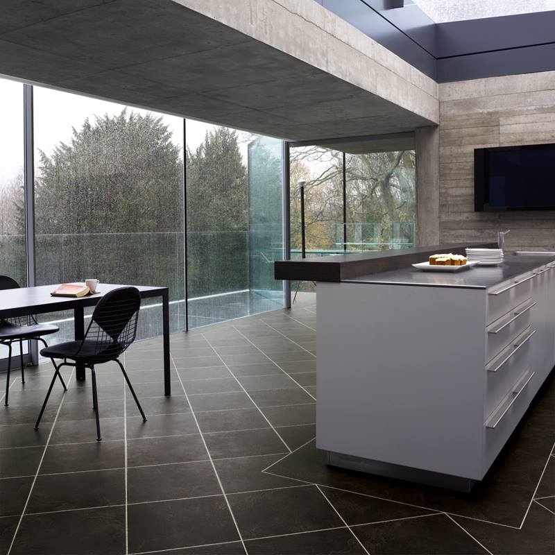 Offene Küche mit großen Fenstern und Designboden