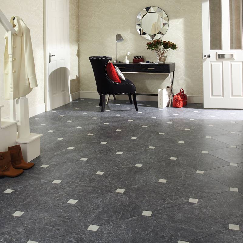 Eingangsbereich mit Schreibtisch und dunklem Fliesenboden