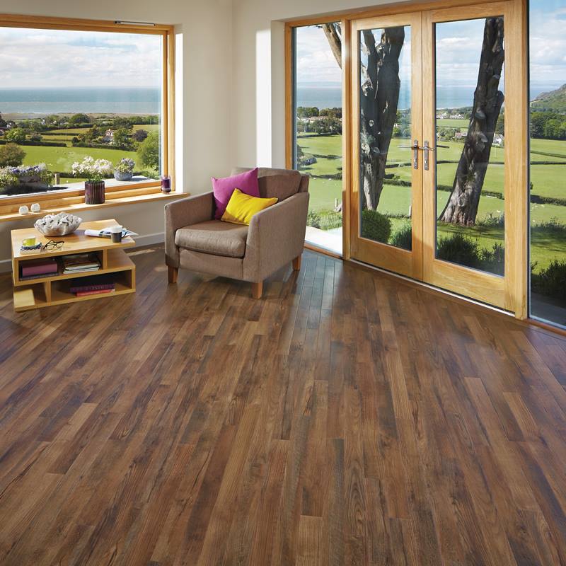 Wohnzimmer mit großen Fenstern und Holzboden