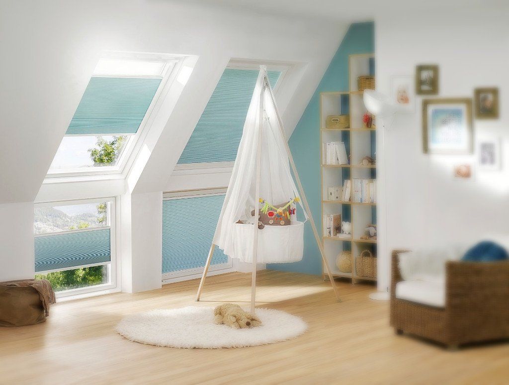Babyzimmer mit Holzboden und Fenster in Dachschrägen mit hellblauen Plissees