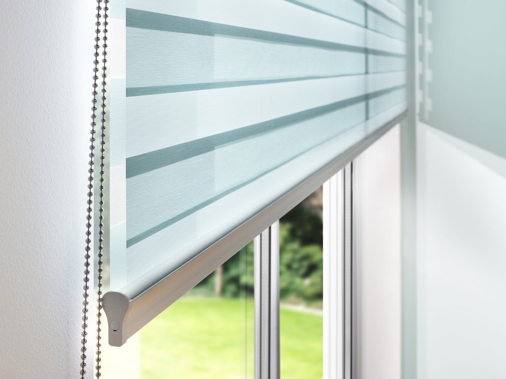 Detailaufnahme Doppelrollos halb hoch an Fenster