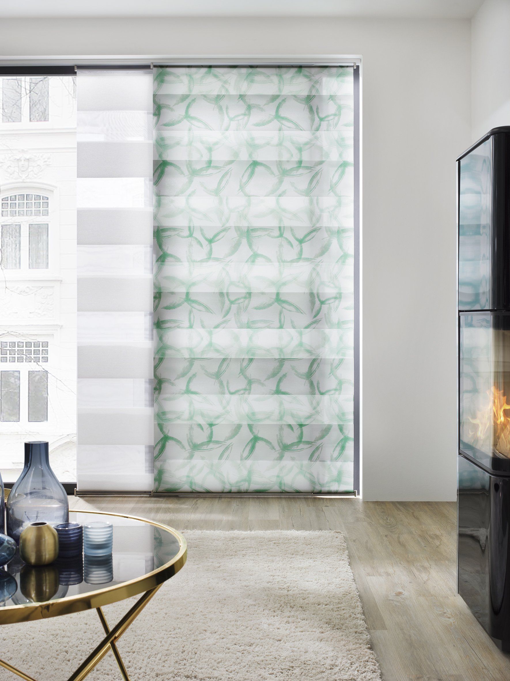 Wohnzimmer mit grünweißen bodenlangen Vorhängen