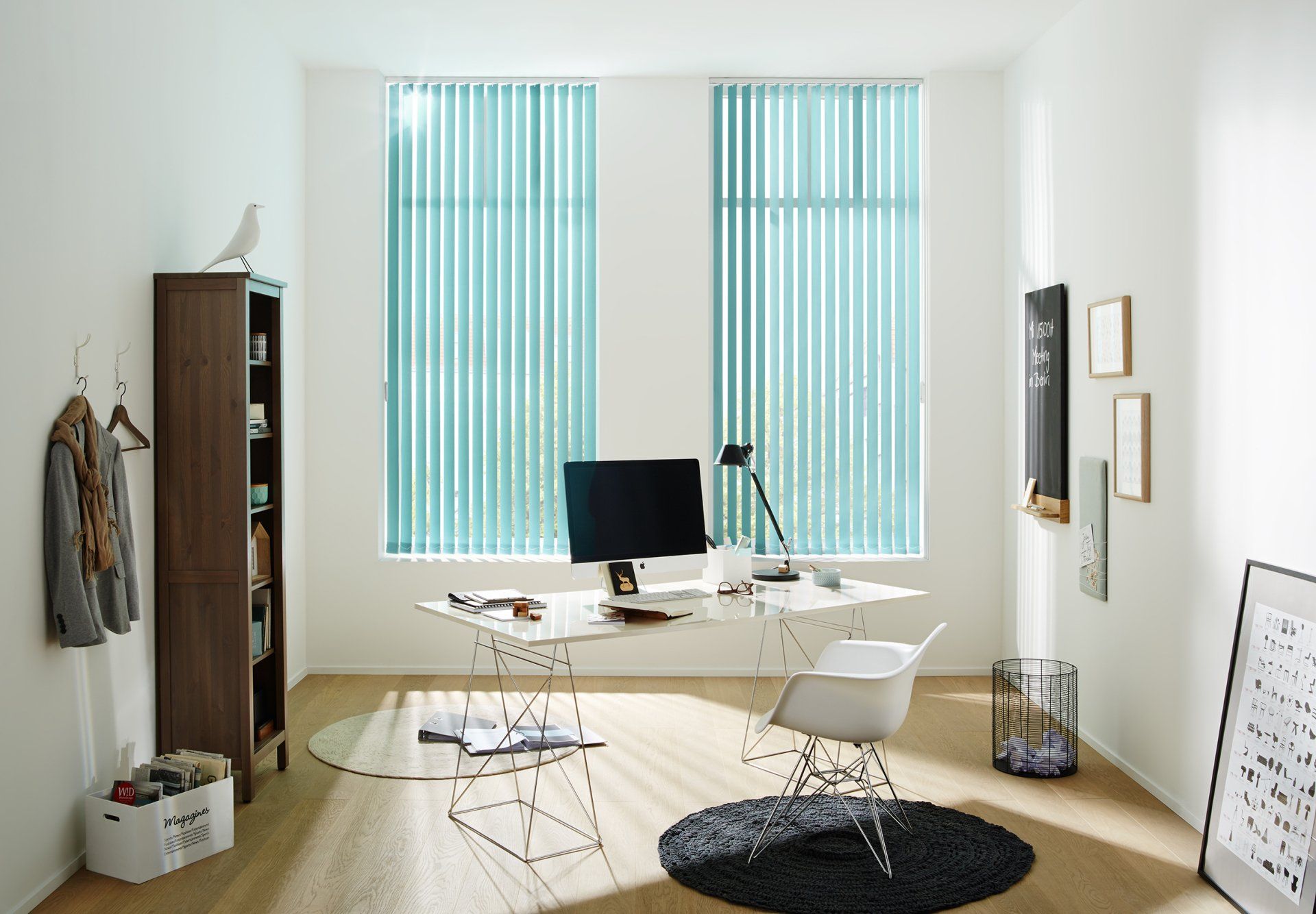 Helles Büro mit hellblauen Lamellenvorhängen