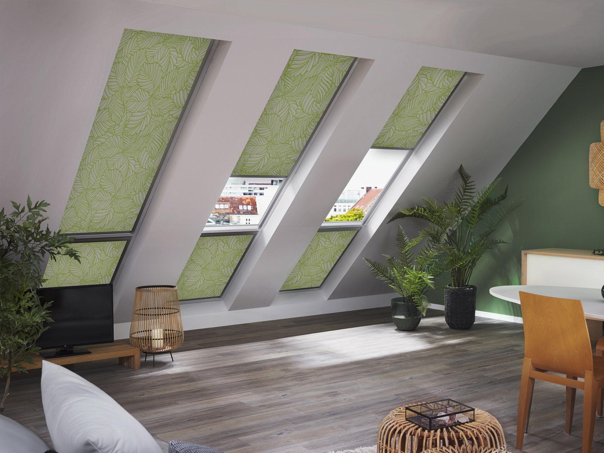 Wohnzimmer mit grüner Wand Dekopflanzen und Dachschrägen mit hellgrünen Rollos