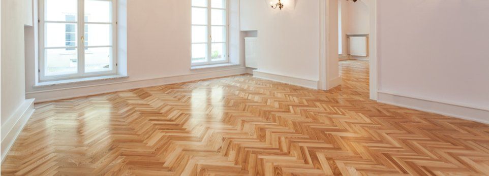 Parkettboden in Altbauwohnung mit großen Fenstern