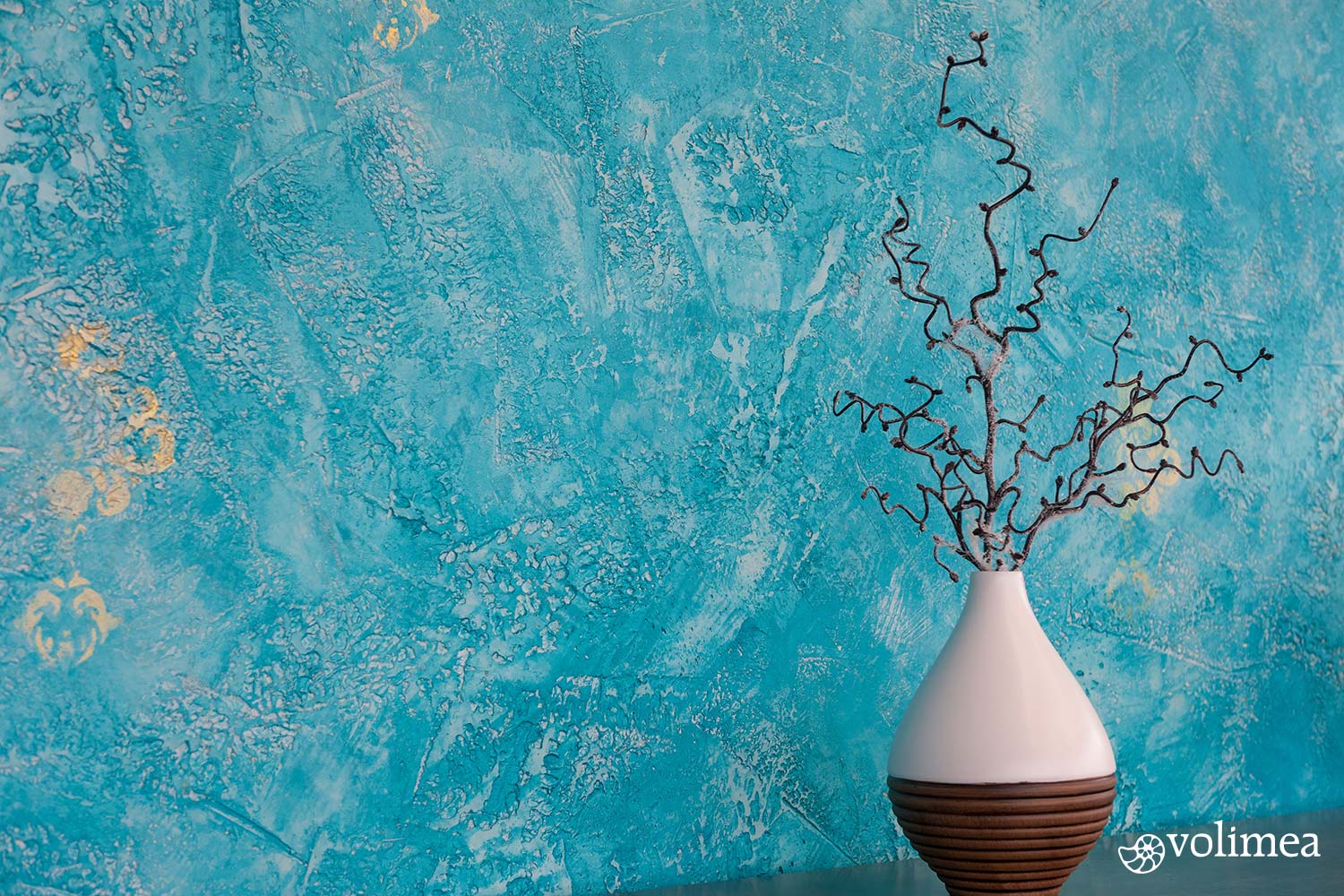 Malerrolle überstreicht hellblaue Wand in weiß