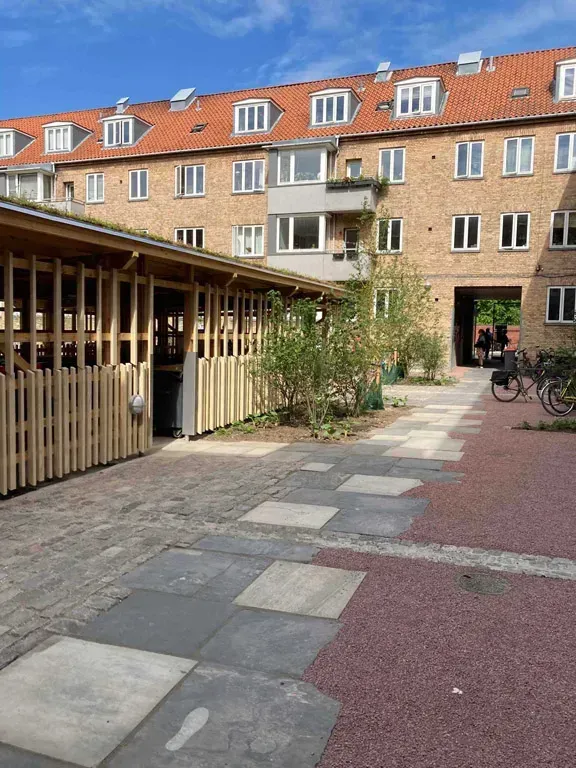 Blueprint med værktøjer: boremaskine, niveau, målebånd, skruer og vægankre på træoverflade.