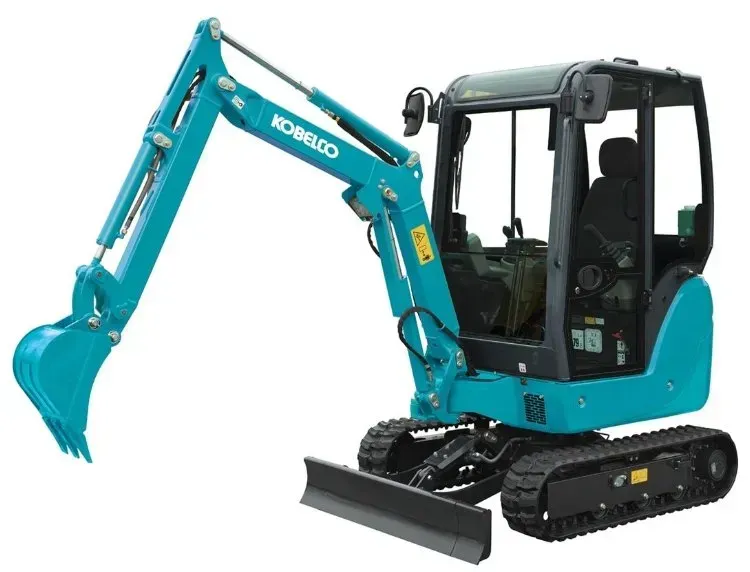 En turkis Kobelco minigraver med bælter og en skovl på en hvid baggrund.