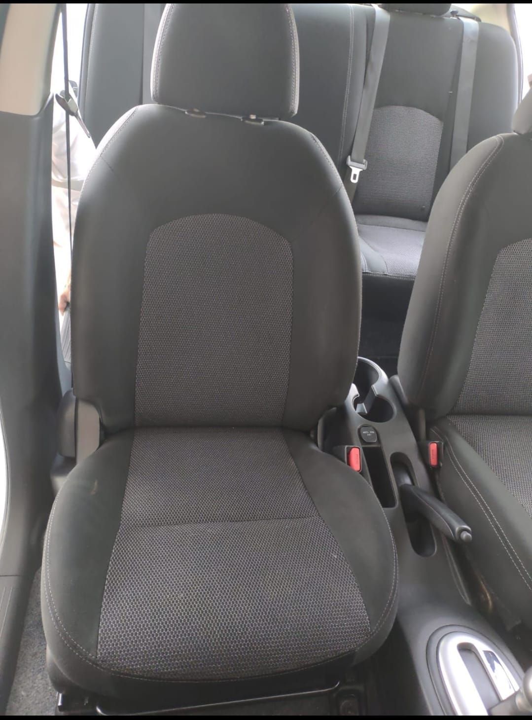El asiento trasero de un coche con la puerta abierta