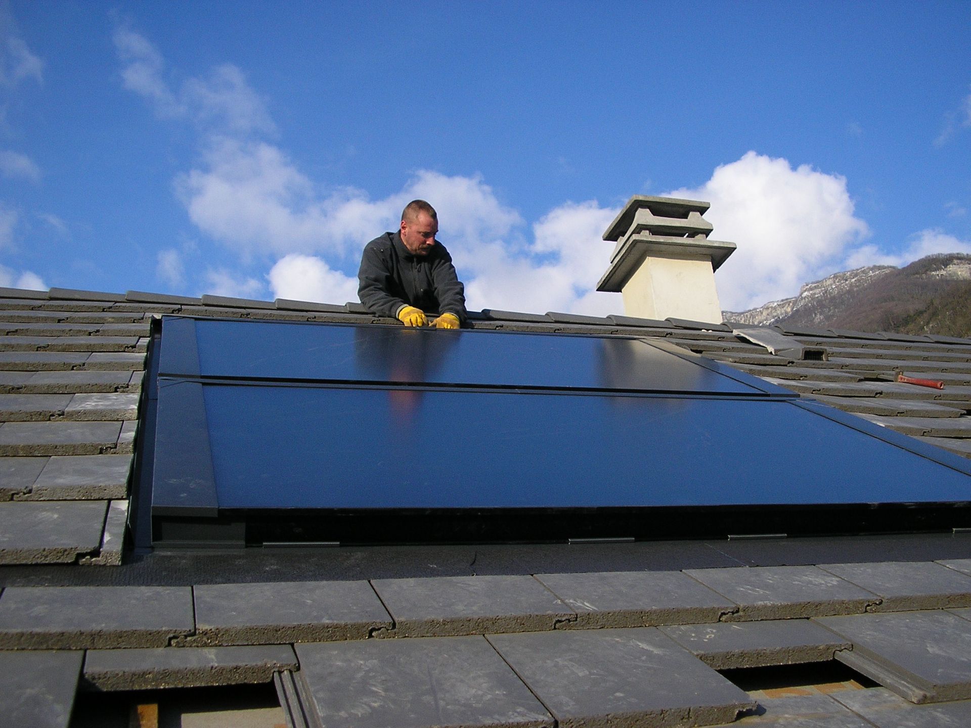  toit avec des panneaux solaires