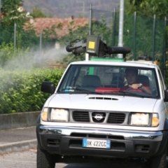 auto con pompa nebulizzatrice