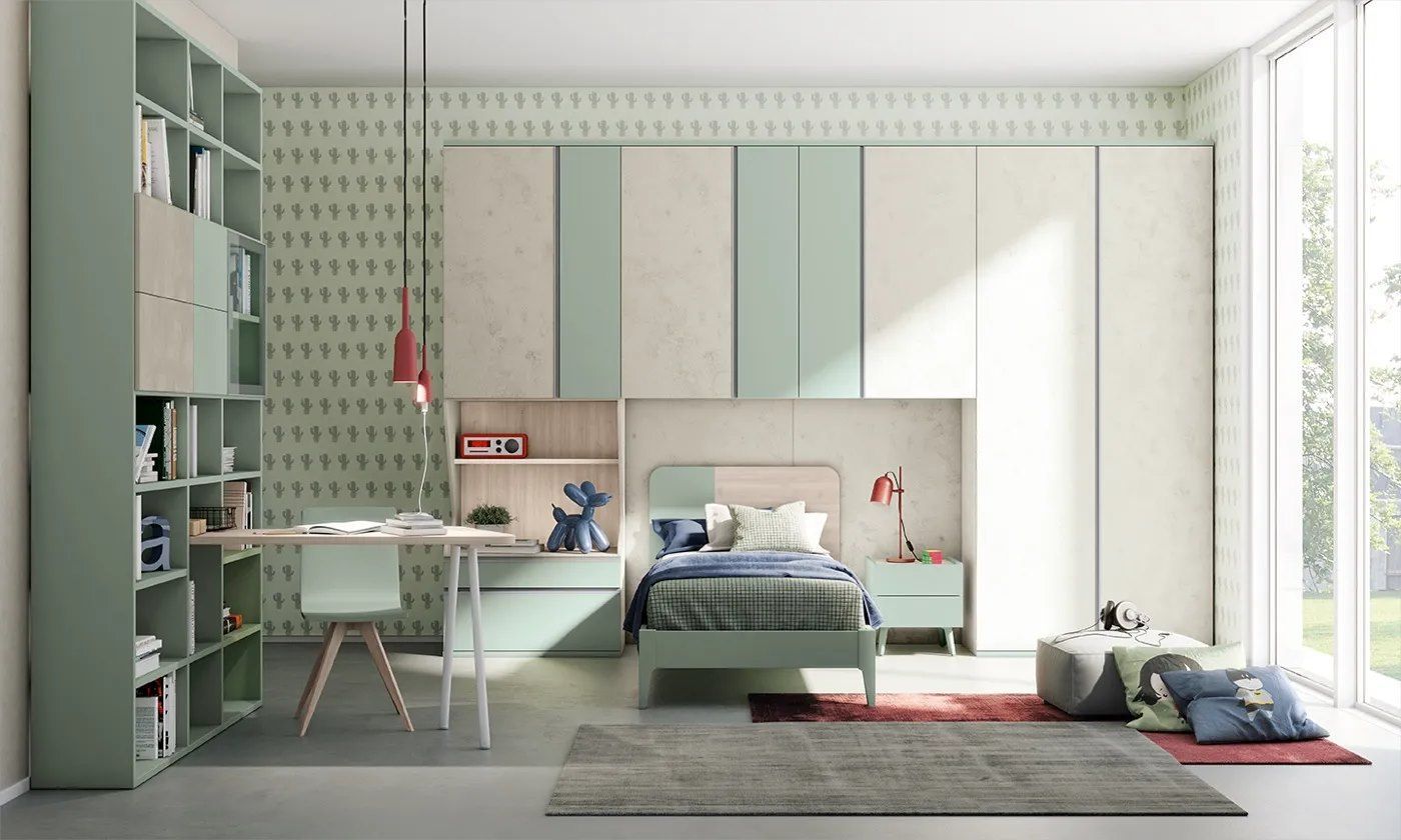 La cameretta di un bambino è arredata con mobili bianchi e verde chiaro, tra cui un letto, una scrivania e una libreria.