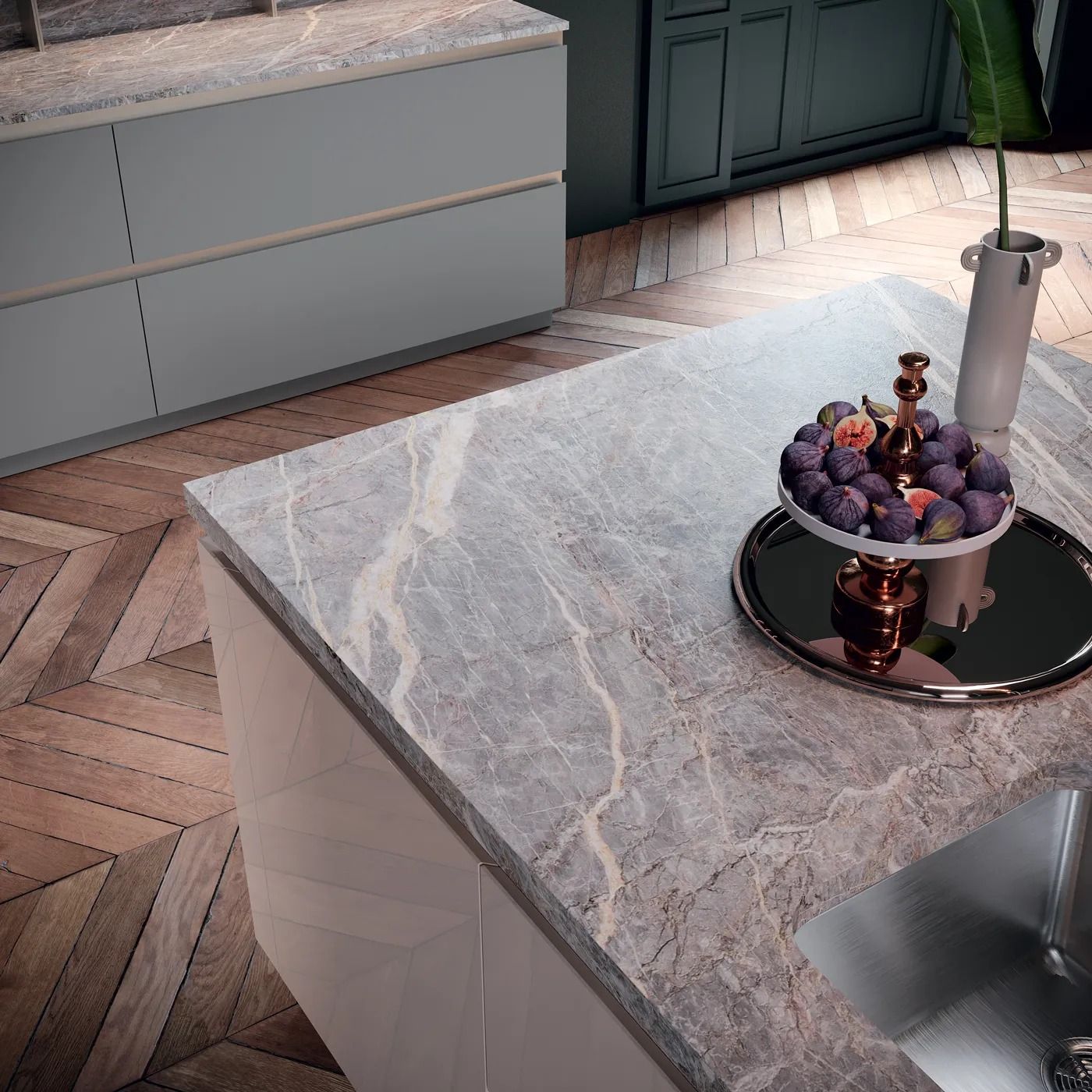 Isola cucina con piano di lavoro effetto marmo e lavello in acciaio inox. Pavimento, mobili e vassoio per la frutta in legno.