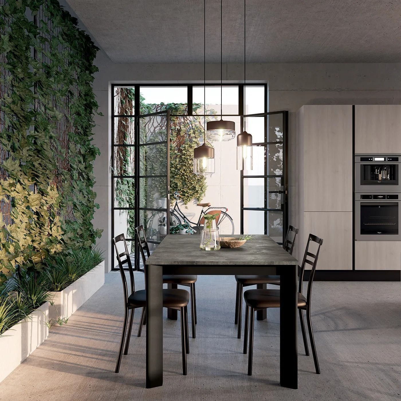 Sala da pranzo con tavolo, sedie, giardino verticale e grande finestra che si affaccia su un cortile con una bicicletta.