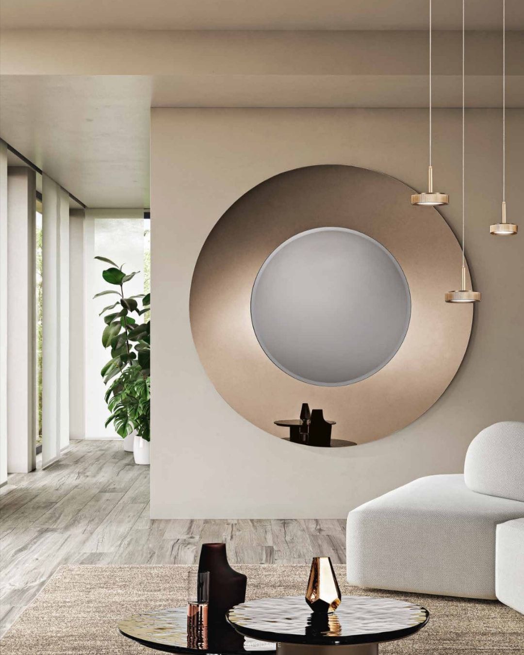 Soggiorno moderno con grande specchio circolare e lampade a sospensione.