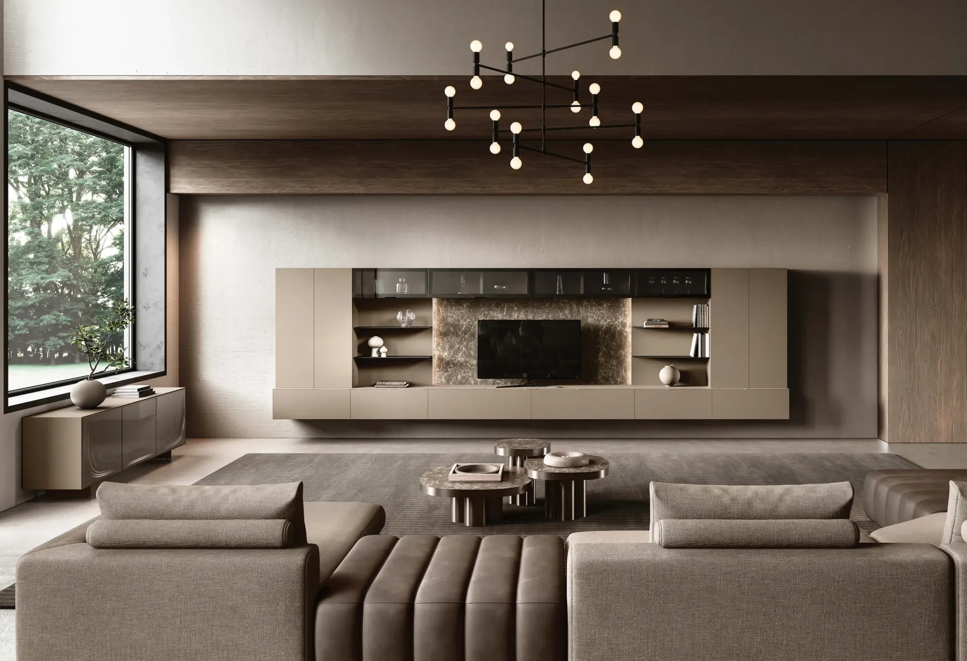 Soggiorno moderno con mobili beige e marroni, ampia finestra e parete attrezzata.
