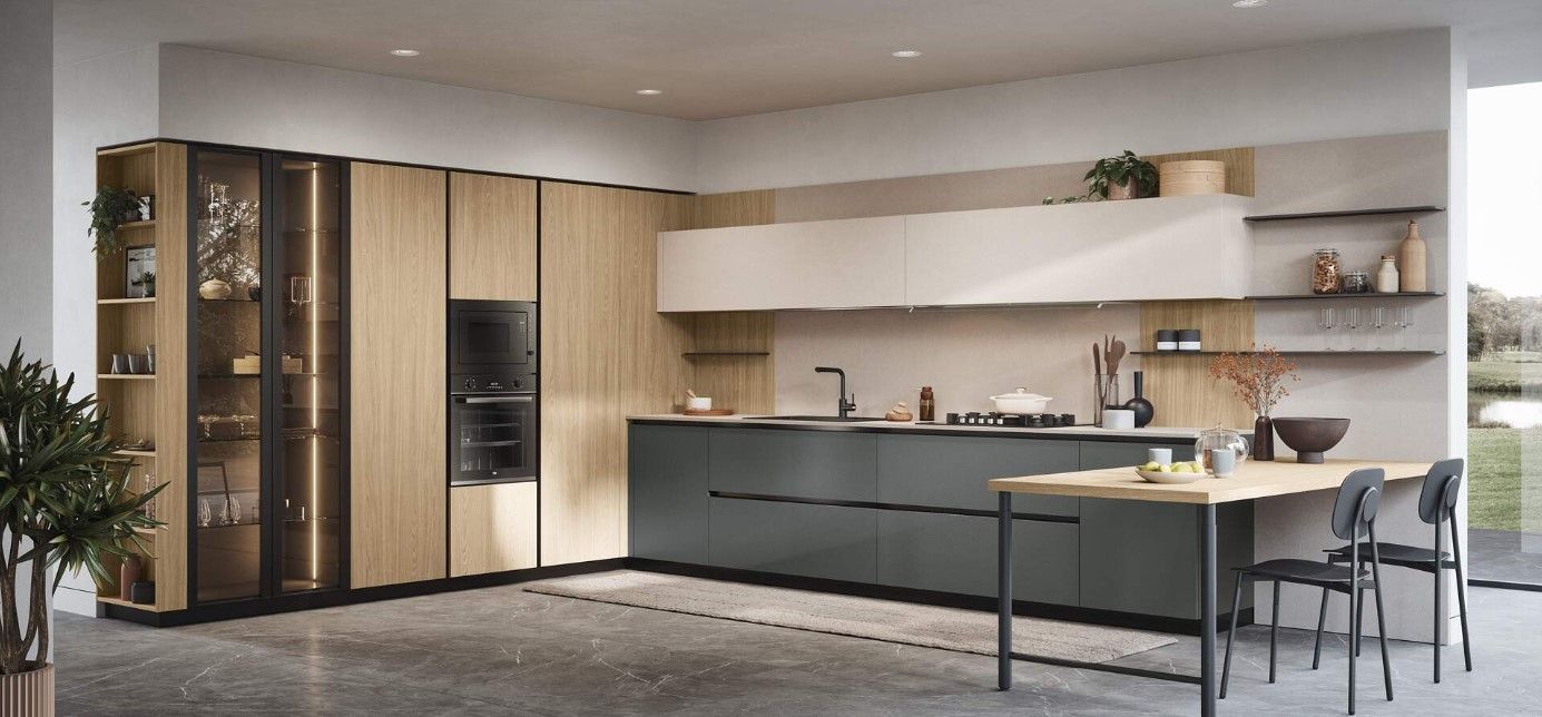 Cucina moderna con mobili in legno e grigi, tavolo da pranzo e ampie finestre.