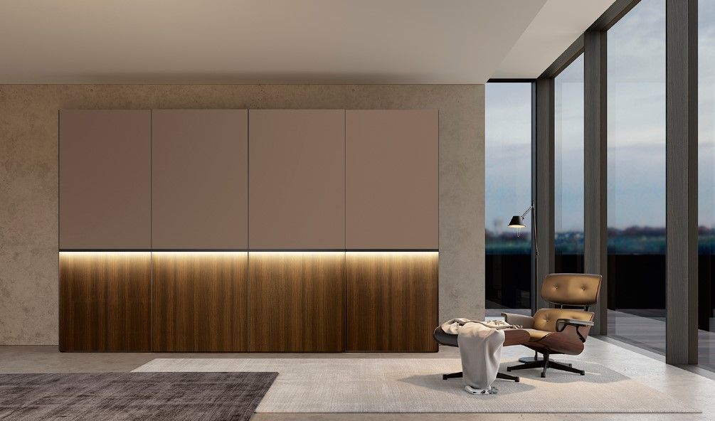 Soggiorno moderno con spazio di archiviazione incorporato, sedia, tavolo e ampia finestra con vista panoramica.