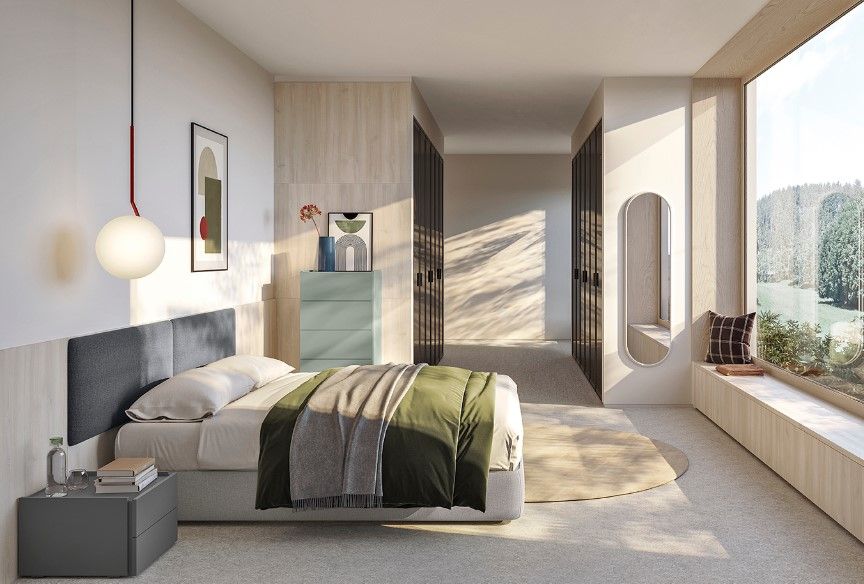 Camera da letto con letto, ampia finestra e boiserie in legno chiaro. Dettagli verdi, grigi e blu.