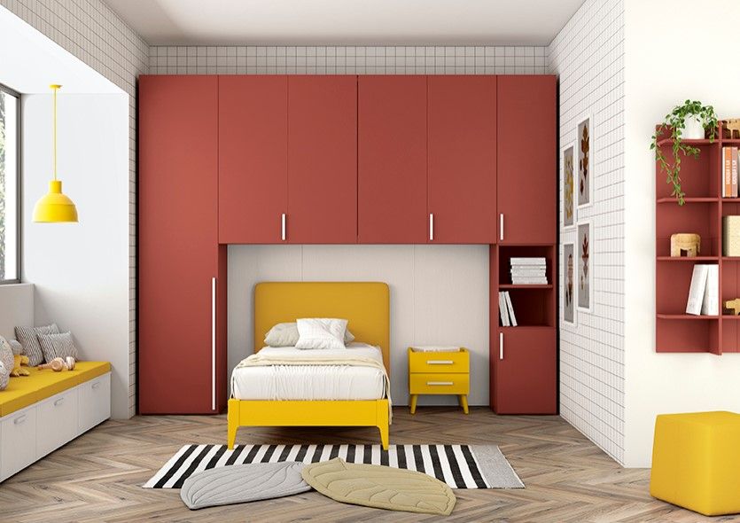 Camera da letto rossa e gialla con letto, armadi e scaffali.