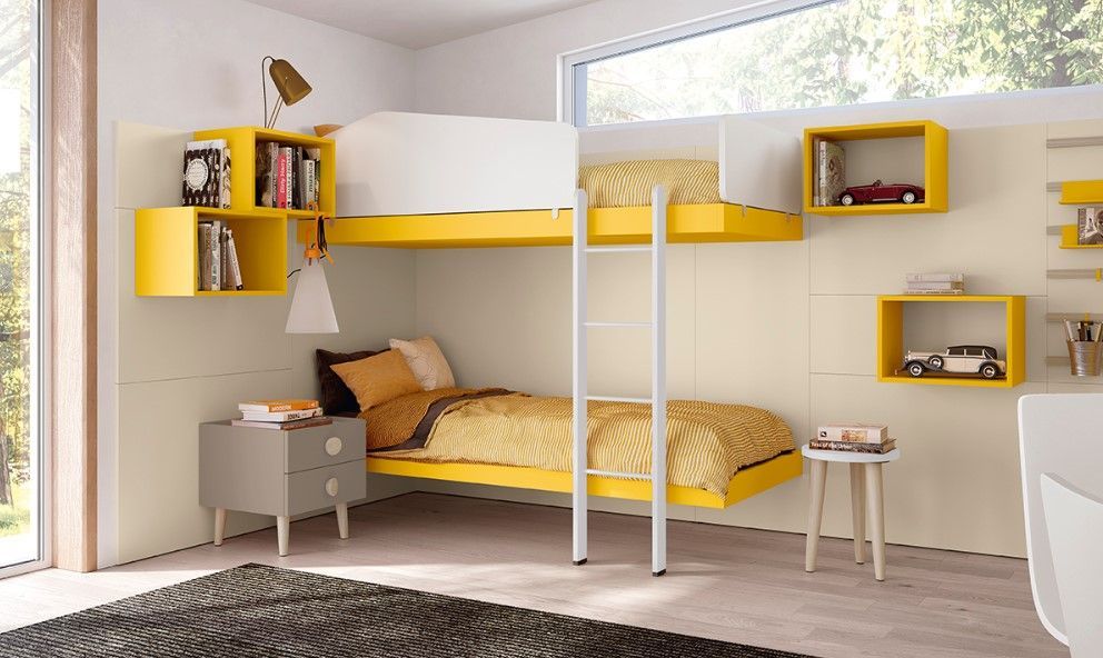 Letto a castello giallo e bianco in una camera da letto moderna con scaffali gialli e comodino grigio.