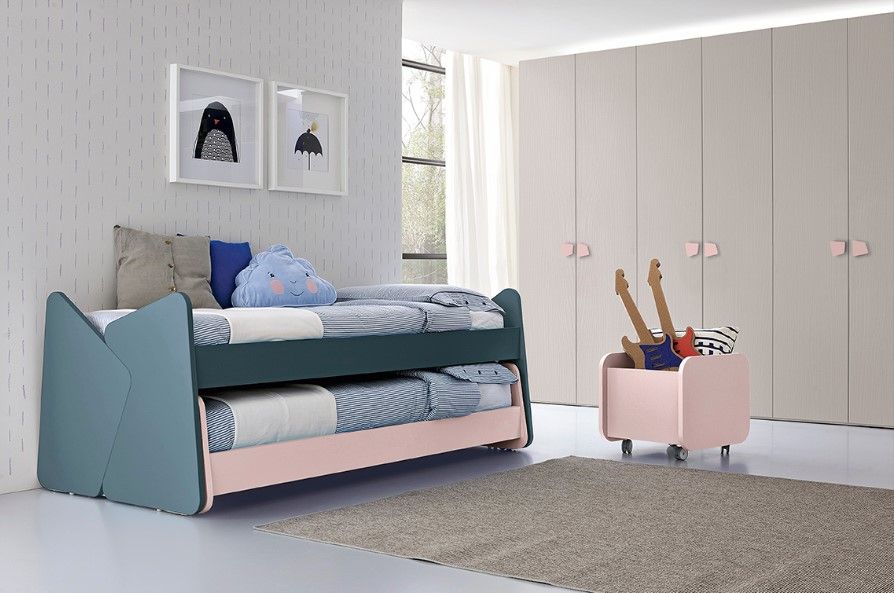 Cameretta per bambini con letto a castello verde acqua e rosa, armadio neutro e contenitore per i giocattoli.