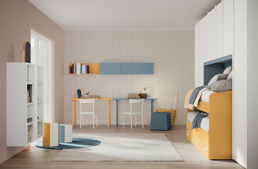 Moderna cameretta per bambini con letti a castello, scrivanie e contenitori nei colori giallo, blu e bianco.