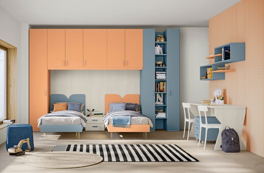 Colorata cameretta per bambini con due letti, spazio contenitore incorporato, scrivania e tappeto.
