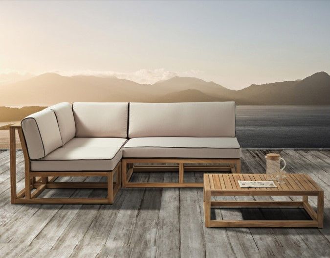 Divano componibile da esterno e tavolino da caffè su una terrazza in legno con vista sul lago e sulle montagne.