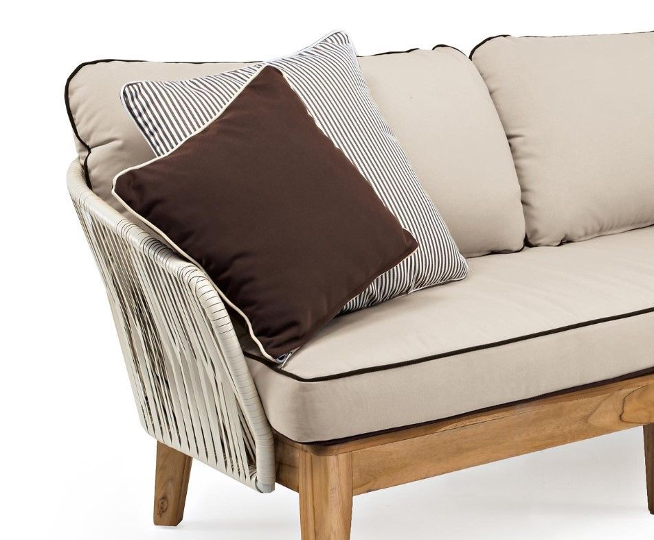 Divano da esterno beige con cuscini marroni e a righe, gambe in legno e dettagli in corda.