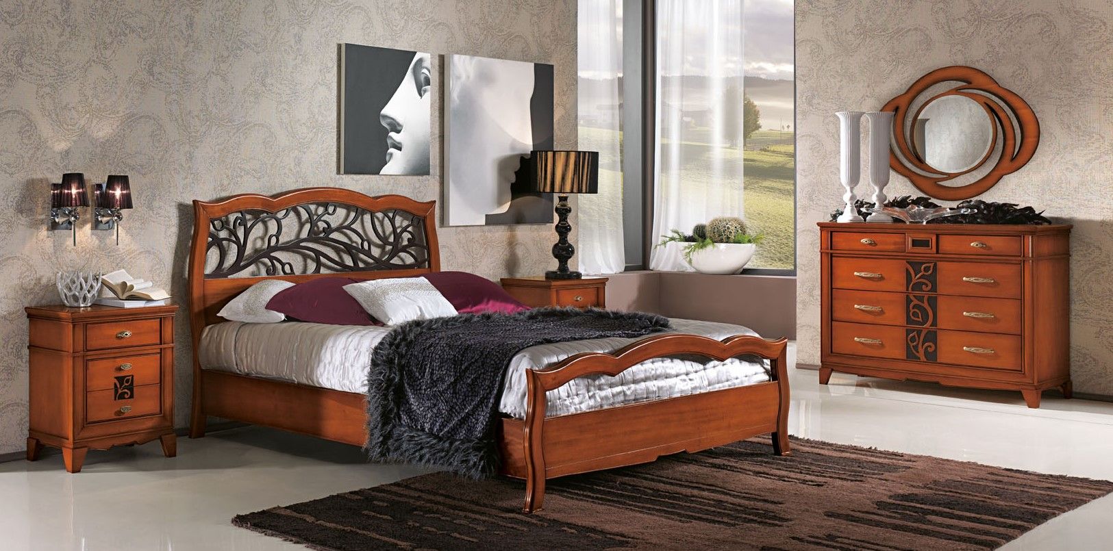 Set di mobili per la camera da letto: letto con testiera a forma di ramo d'albero, cassettiera con specchio, comodini, tappeto. Tonalità del marrone.