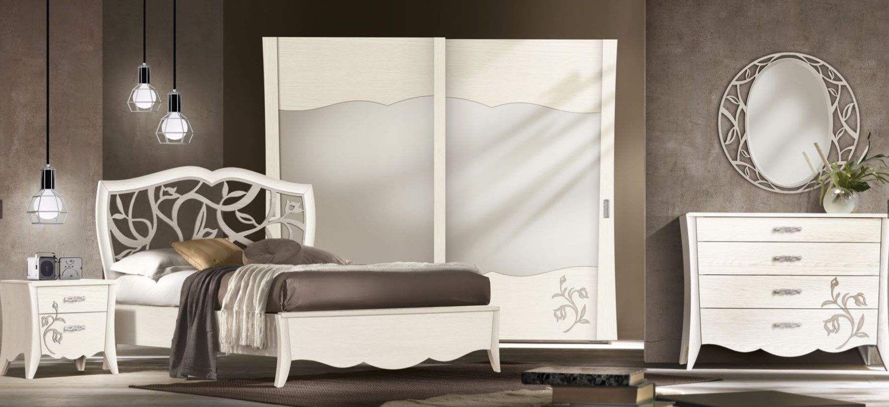 Set di mobili per camera da letto con letto, comodino, armadio con ante scorrevoli, cassettiera e specchio.