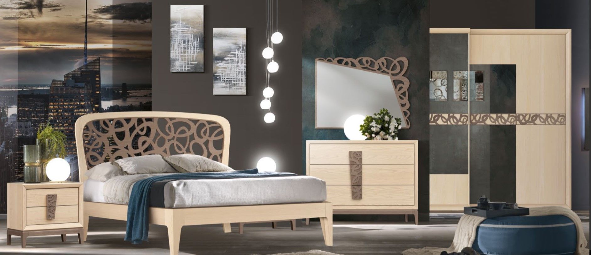 Camera da letto con mobili in legno chiaro, letto con testiera decorativa, cassettiera, specchio e armadio, colori neutri.