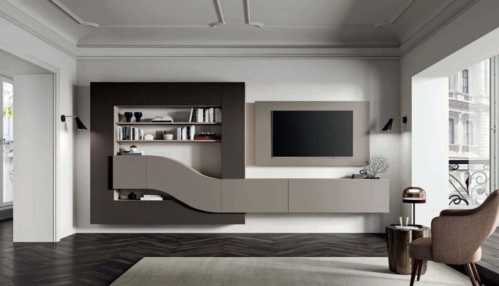 Soggiorno moderno con parete attrezzata. Toni del marrone e del beige, mensole sospese, TV e poltrona.