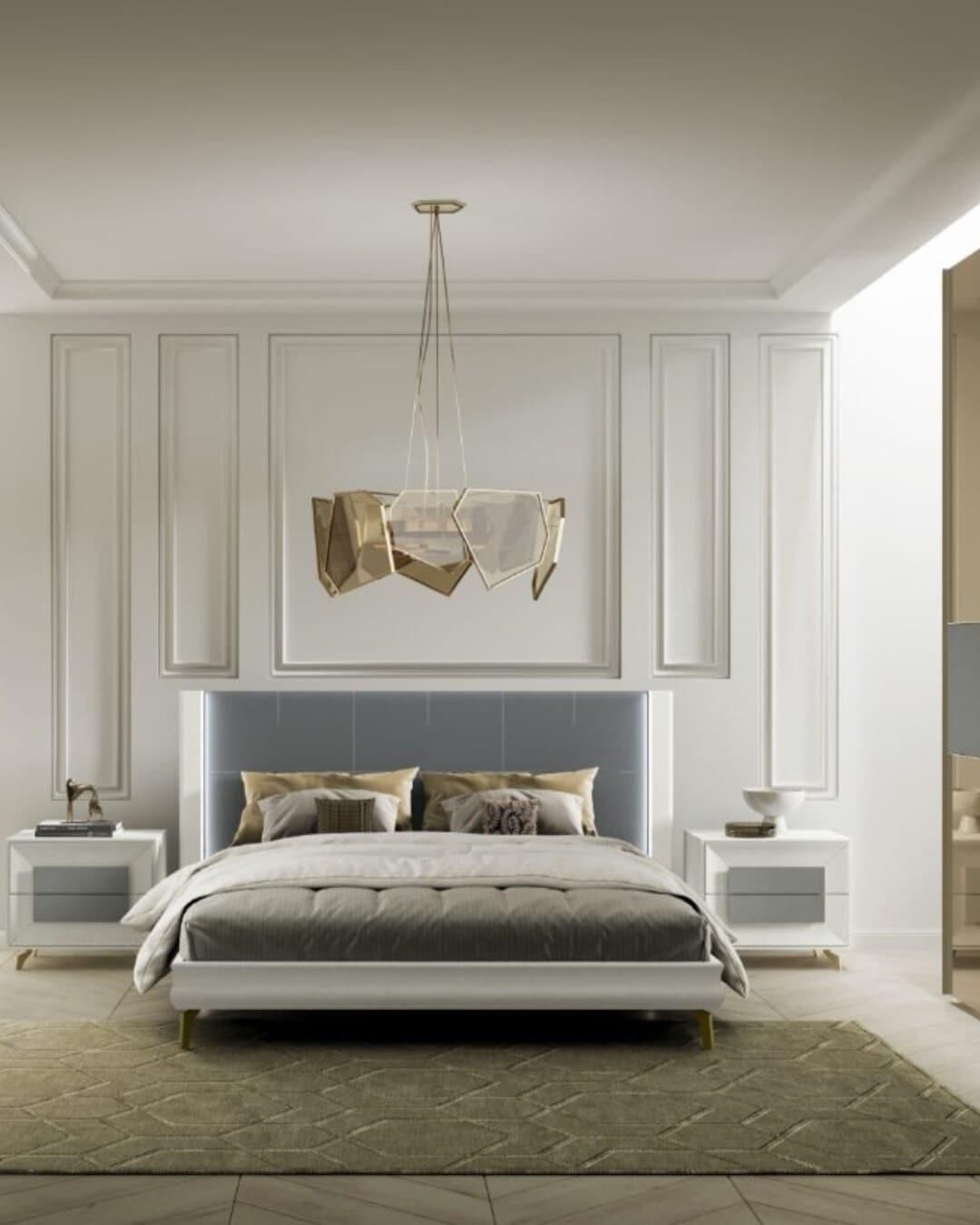 Camera da letto con pareti bianche, un letto, comodini, un tappeto e un lampadario geometrico.